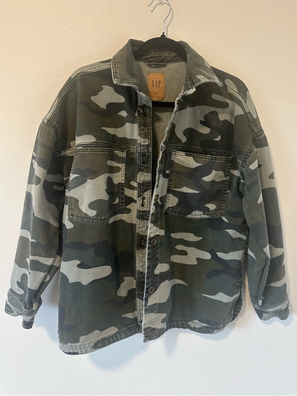 GAP Women’s Camouflage Denim Utility Jacket in Olive Camo - Picture 3 of 9